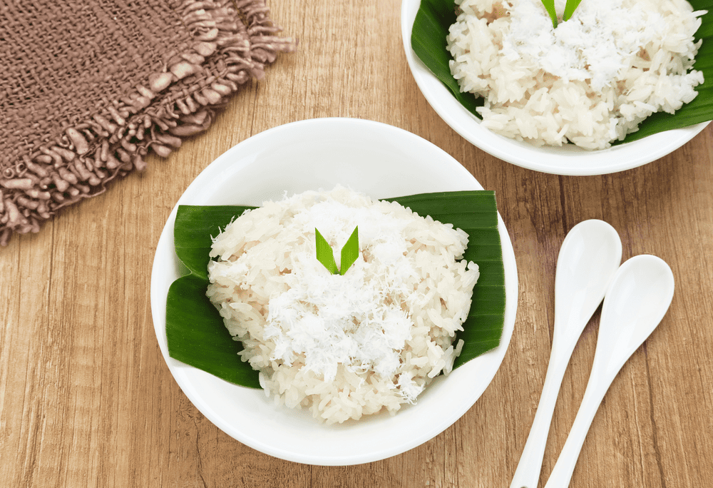Coconut xoi blends sticky rice with grated coconut and sesame, offering a mildly sweet and aromatic flavor (Source: Canva)
